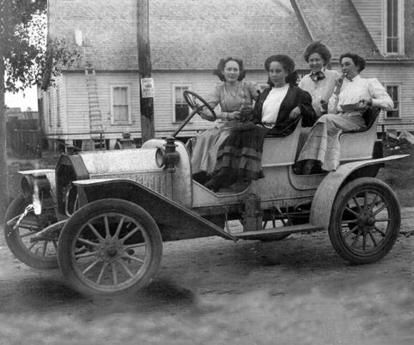 Buick Model 10 with side entdance tonneau (rear seats), c. 1908.