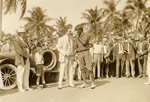 Miami mayor E.G. Sewell standing with Abraham Lincoln (a.k.a. Assumhatchee) at the ceremony for the Trailblazers in Miami