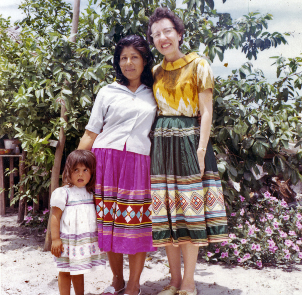 Photographer's wife Gladys posing with Susie Billie and her daughter Eva near Naples.