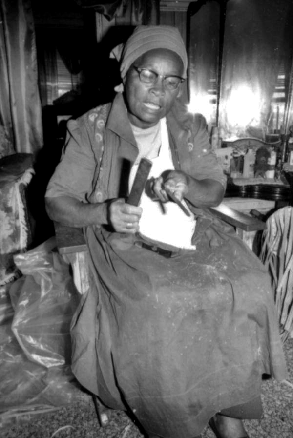 Basketmaker Lucreaty Clark at work in Lamont, Florida.