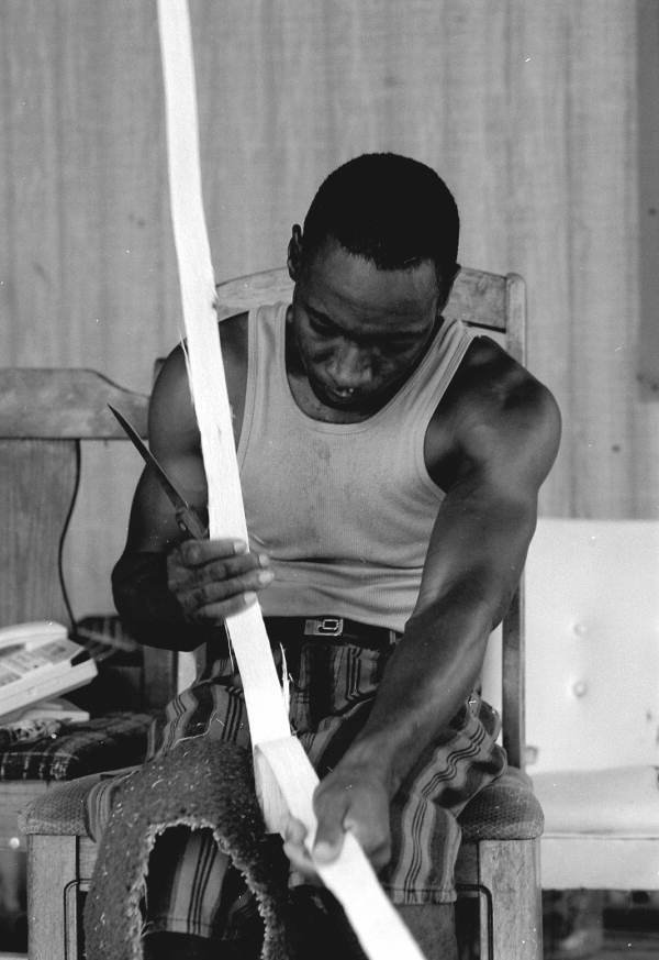 Alphonso Jennings splitting white oak into strips to make a basket - Lamont, Florida