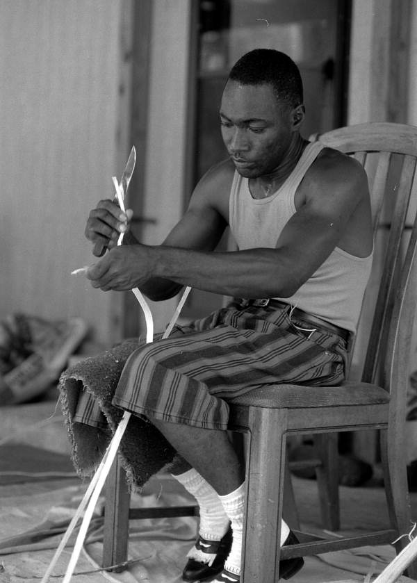Alphonso Jennings splitting white oak into strips to make a basket - Lamont, Florida