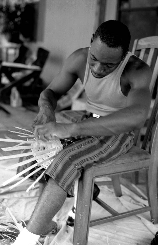 Alphonso Jennings making a white oak basket - Lamont, Florida