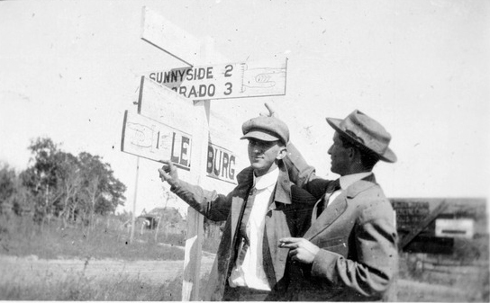 A sign near Leesburg giving directions to nearby towns (1913).