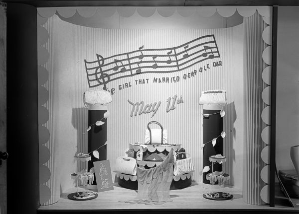 Display window for Mother's Day : Ocala, Florida (ca. 1940)