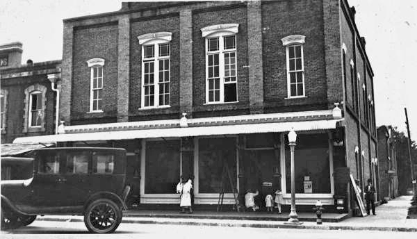 View of the Quincy State Bank building on the corner of Washington and Tennessee Avenue in Quincy, ca. 1920. Munroe served as president of the bank until his death in 1940.