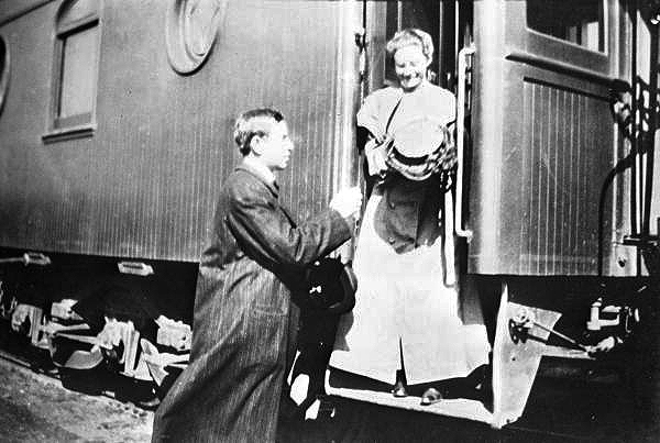Arriving by train - San Mateo, Florida