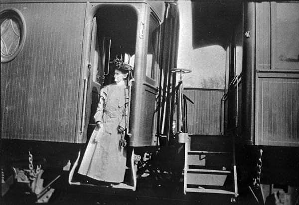 Arriving by train - San Mateo, Florida