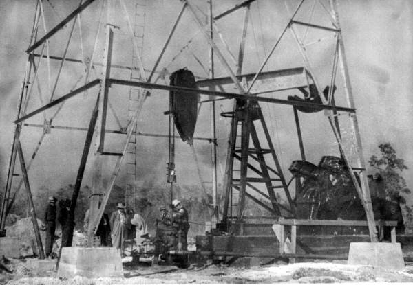 Experts inspect oil well #1 at Sunniland near Immokalee (1943).