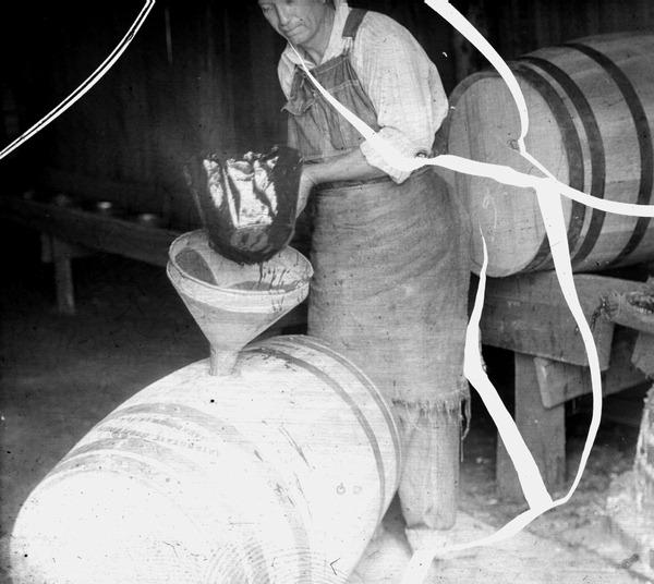 Glueing the turpentine barrel