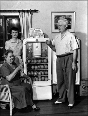 Florida vistors sampling some Florida orange juice at the Highlands Hotel: Ocala, Florida (1950)