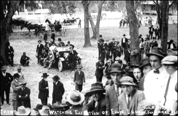 Crowd gathered for the execution of Eddie Broom: Kissimmee, Florida (January 19, 1912)