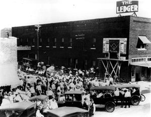 Crowd watches World Series results as played out on "metal playing field": Lakeland, Florida (1924)