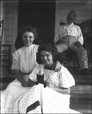 Lena and Neva Bly with a kitten (between 1900 and 1915)