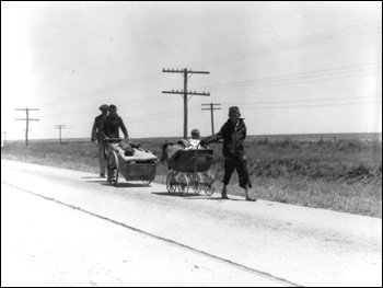 Field workers traveling with baby and possessions (between 1937 and 1939)