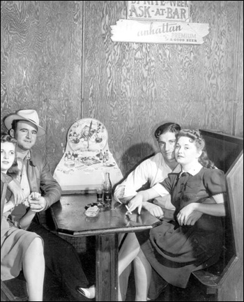 Migrant workers at a juke joint: Belle Glade, Florida (1939)