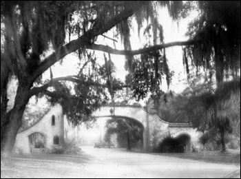 Entrance to Los Robles: Tallahassee, Florida (193-)