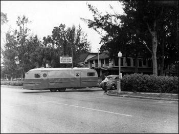Trailer enters the Bradenton Trailer Park: Bradenton, Florida (1949)