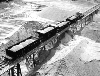 Bird’s-eye view showing phosphate being shipped by the Atlantic Coast Line railroad to the International Minerals Corporation factory for processing: Mulberry, Florida (1947)