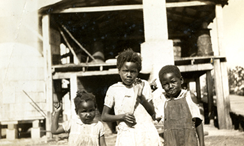 Children at a turpentine plantation in Brooksville, Florida (1939)