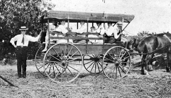 An early school bus drawn by two horses in Piedmont in Orange County (ca. 1900).