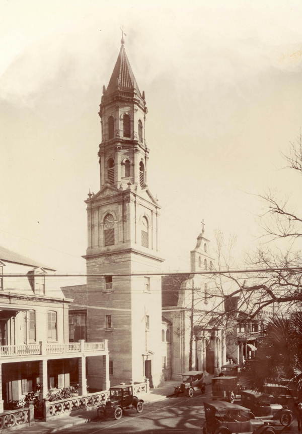 View of the new cathedral and bell tower (circa 1910).