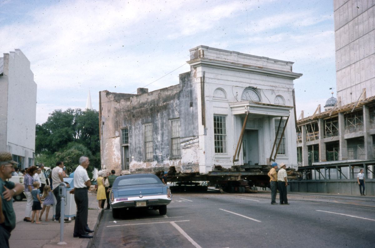 Moving the Union Bank building (1971).