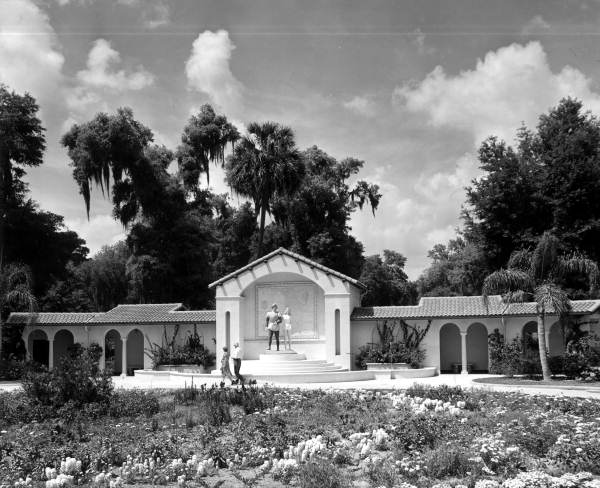 Entrance to the Ponce de Leon Springs attraction featuring the Spanish explorer himself (1954).