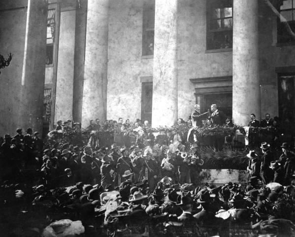 Inauguration of Napoleon Bonaparte Broward on the steps of the Florida Capitol in Tallahassee (January 3, 1905).