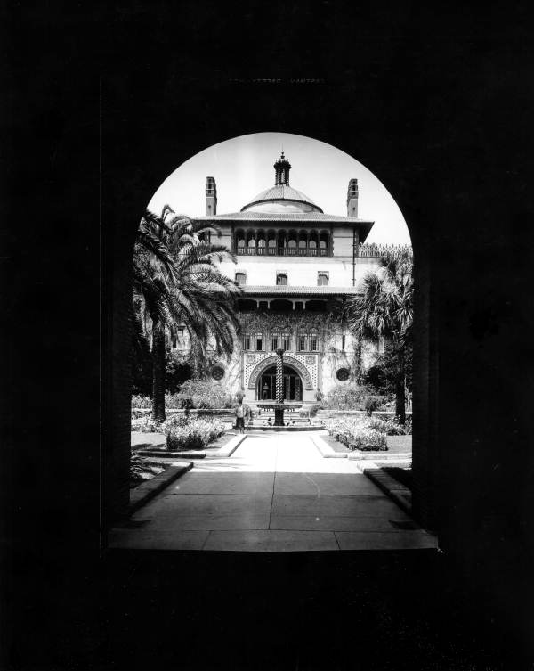 View of a fountain through an arch at the Ponce de Leon Hotel in St. Augustine (1930).