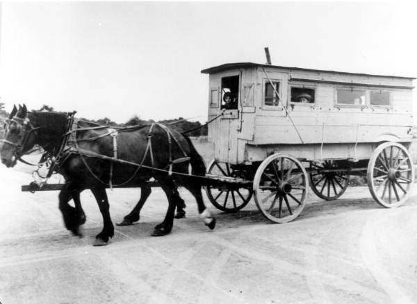 Horse-drawn school bus in Jacksonville (1898).