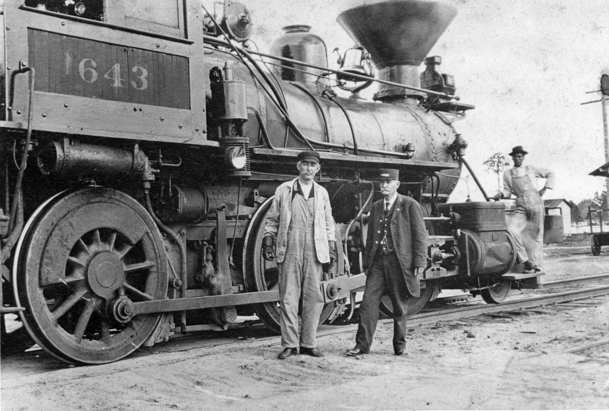 Atlantic Coast Line Railroad employees with steam engine 643 - De Land, Florida