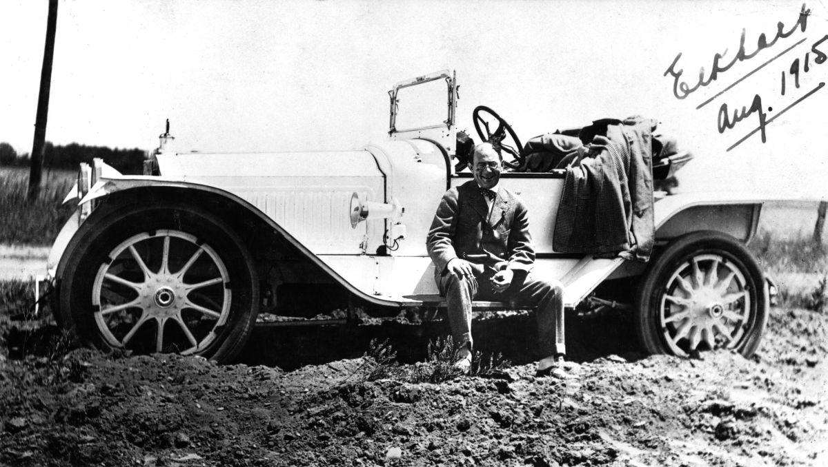 Carl Graham Fisher with his Packard in Elkhart, Indiana (1915).