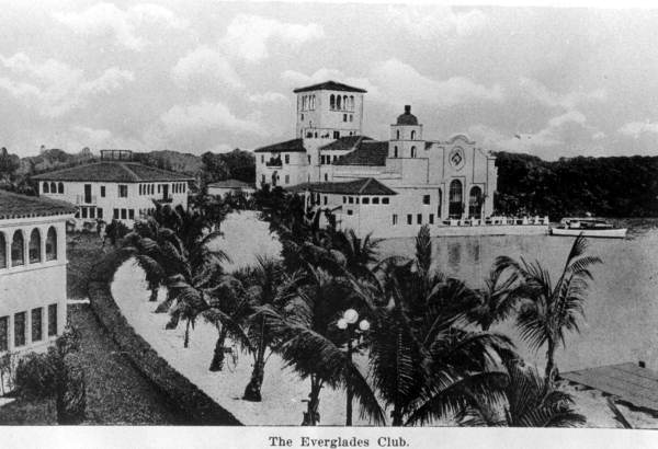 Exterior of the Everglades Club in Palm Beach (1920).