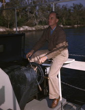 Captain Frank Swift, skipper & owner of the shantyboat "Lazy Bones", at the wheel.