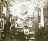 Dr. Cyrus Reed Teed, founder of the Koreshan Universology, with Victoria Gratia and Eleanor Castle at the Pan American Exposition in Buffalo, New York.